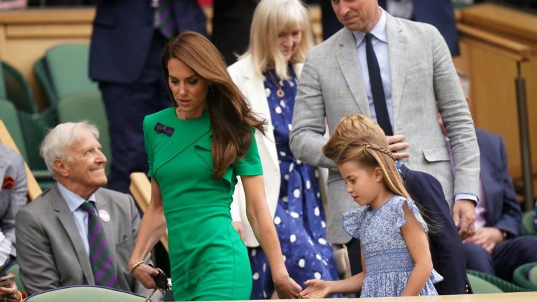 La princesse Charlotte regarde pour la première fois la finale du simple messieurs depuis la Royal Box