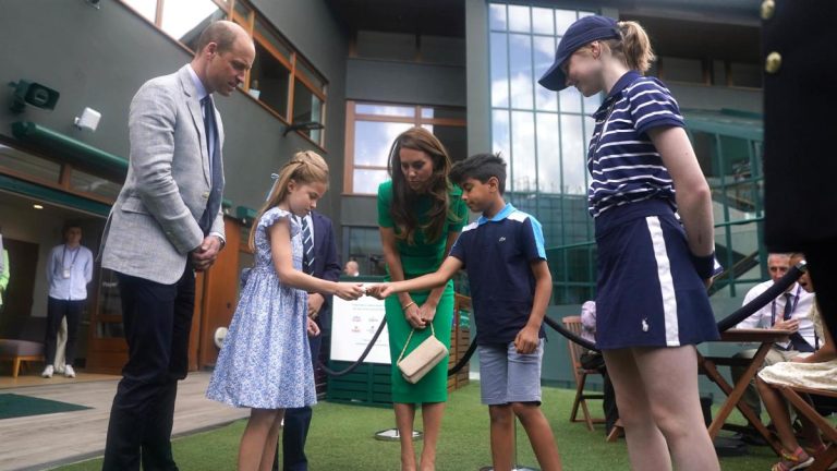 Le prince George et la princesse Charlotte rencontrent le garçon qui a lancé une pièce pour la finale de Wimbledon