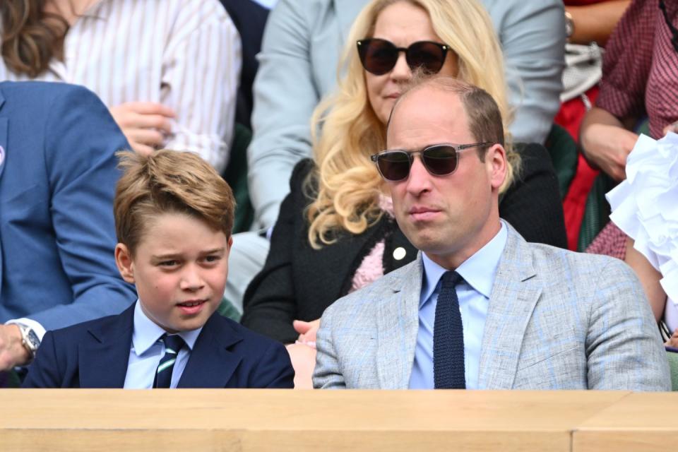 londres, angleterre 16 juillet prince george de galles et prince william, le prince de galles regarde carlos alcaraz contre novak djokovic lors de la finale masculine de wimbledon 2023 sur le court central pendant la quatorzième journée des championnats de tennis de wimbledon au club de tennis et de croquet all england en juillet 16, 2023 à londres, angleterre photo de karwai tangwireimage