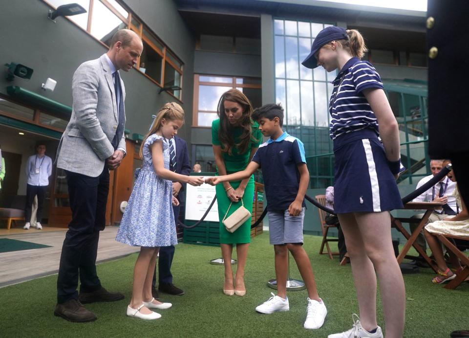 lr britains prince william, britains princesse charlotte de galles, britains prince george of wales, prince de galles et britains catherine, la princesse de galles parle à muawwiz anwar centre droit qui effectuera le tirage au sort final du simple masculin au club de tennis sur gazon de toute l'angleterre à wimbledon, sud-ouest de londres, le 16 juillet 2023 avant le match de tennis final du simple masculin le quatorzième jour des championnats de wimbledon 2023 photo de victoria jones pool afp restreint à un usage éditorial photo de victoria jonespoolafp via getty images