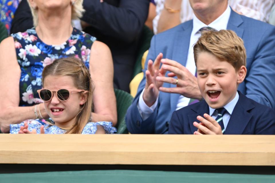 londres, angleterre 16 juillet la princesse charlotte de galles et le prince george de galles regardent carlos alcaraz contre novak djokovic lors de la finale masculine de wimbledon 2023 sur le court central pendant la quatorzième journée des championnats de tennis de wimbledon au club de tennis et de croquet all england le 16 juillet, 2023 à londres, angleterre photo de karwai tangwireimage