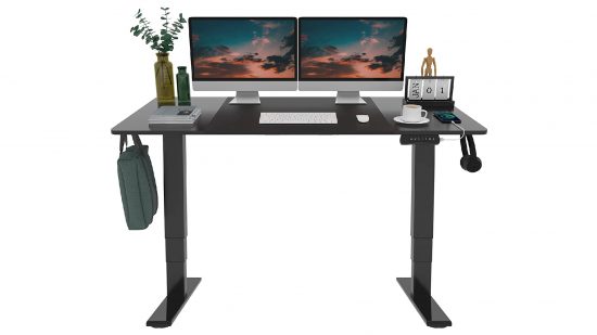 Le meilleur bureau debout est le Flexispot EP4 avec un plateau et des pieds noirs, vu ici sur un fond blanc