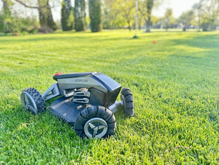 La tondeuse robotique EcoFlow Blade à 2 899 $ déçoit avec du matériel et des logiciels de mauvaise qualité