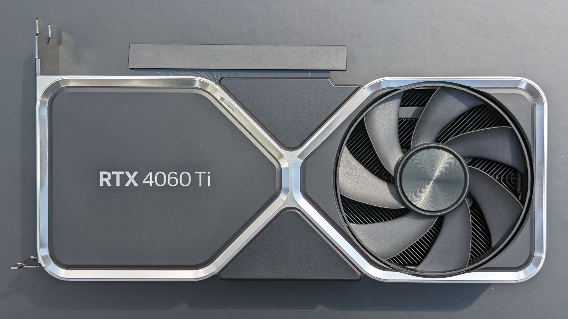 Test de la Nvidia GeForce RTX 4060 Ti 8 Go : la carte graphique sur fond noir