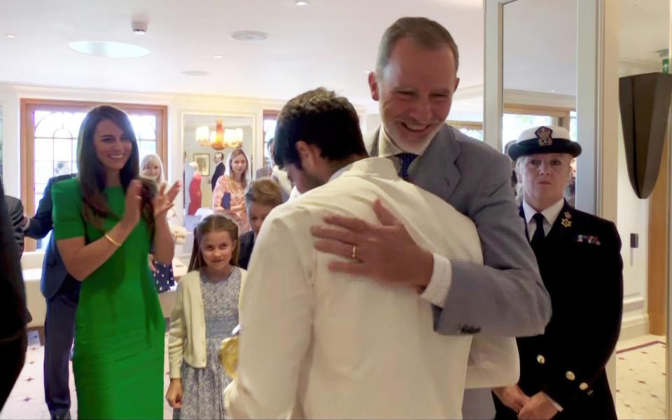 Le roi Felipe a fait un câlin à son compatriote dans les coulisses