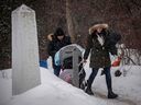 Des migrants du Venezuela, du Nigeria, d'Haïti et d'autres pays arrivent au poste frontalier du chemin Roxham au Québec le 2 mars 2023. 