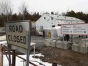 Des agents de la Gendarmerie royale du Canada gardent le passage frontalier de Roxham Road entre les États-Unis et le Canada à Roxham, au Québec, le 25 mars 2023.