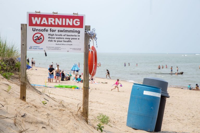 Les autorités ont émis un avertissement d’eau sur une plage populaire de l’Ontario.  De nombreux nageurs l’ont ignoré