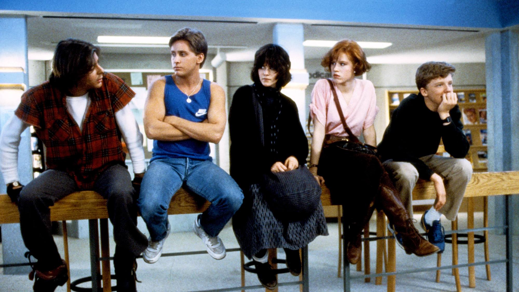 JUDD NELSON, EMILIO ESTEVEZ, ALLY SHEEDY, MOLLY RINGWALD,ANTHONY MICHAEL HALL DANS LE CLUB DU PETIT DÉJEUNER,