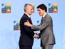 Le secrétaire général de l'OTAN, Jens Stoltenberg, accueille le premier ministre du Canada, Justin Trudeau, le premier jour du sommet de l'OTAN de 2023, le 11 juillet 2023 à Vilnius, en Lituanie. (Photo de Paulius Peleckis/Getty Images)