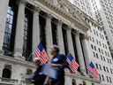 Les gens passent devant la Bourse de New York à Wall Street.