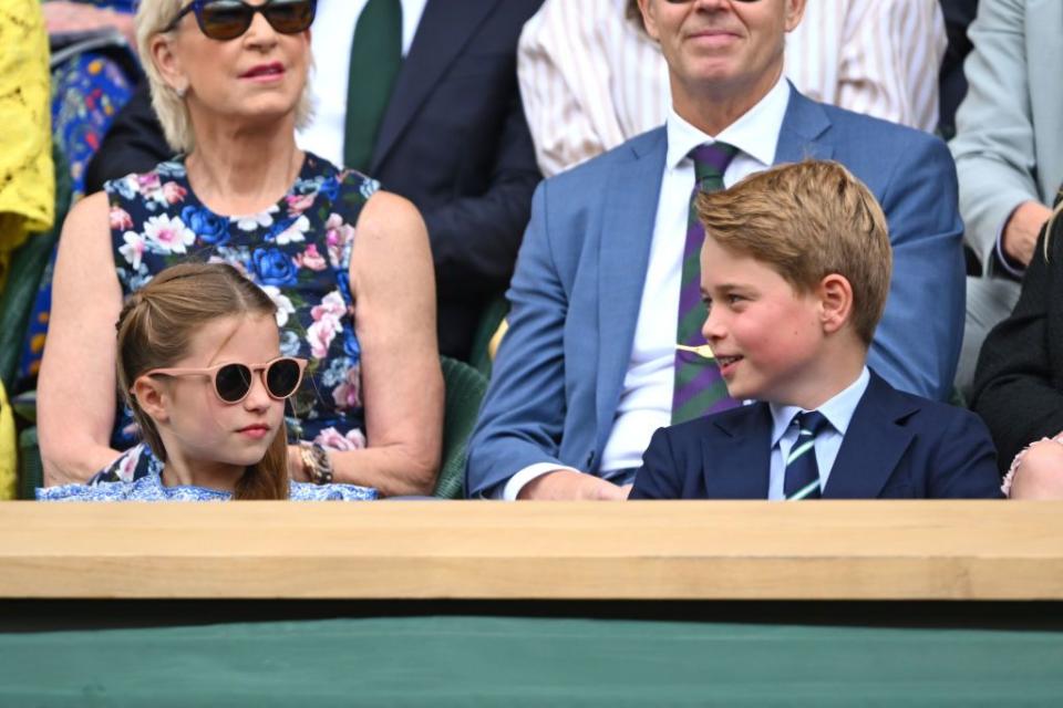 la princesse charlotte de galles et le prince george de galles regardent carlos alcaraz contre novak djokovic lors de la finale masculine de wimbledon 2023 sur le court central, tous deux assis dans la loge royale, charlotte avec des lunettes de soleil et une robe bleue à fleurs et george en costume