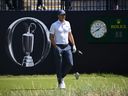 Le golfeur américain Jordan Spieth part du premier tee lors d'une ronde d'entraînement avant le 151e Open Championship au Royal Liverpool Golf Club de Hoylake, en Angleterre, le dimanche 16 juillet 2023.