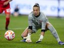 Le Canada a un fier palmarès d'excellence en tant que gardien de but, Kailen Sheridan perpétue la tradition des mains sûres.  Sheridan, présentée lors d'un match amical international de soccer entre le Canada et l'Australie à Sydney, en Australie, le mardi 6 septembre 2022, est la numéro un incontestée du Canada à la Coupe du monde féminine de la FIFA.