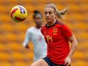 Le milieu de terrain espagnol Alexia Putellas lance le ballon devant le milieu de terrain canadien Jessie Fleming lors d'un match.