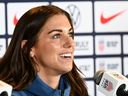 L'attaquant américain Alex Morgan prend la parole lors d'une conférence de presse pour la Coupe du monde féminine de la FIFA 2023.