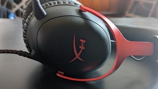 Revue HyperX Cloud 3 : une vue latérale d'un casque montre le logo HyperX à l'arrière des oreillettes.