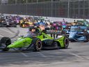 Le poleman Christian Lundgaard mène le peloton dans le virage 1 au départ de la Honda Indy Toronto 2023 le dimanche 16 juillet 2023.