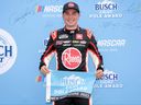 Christopher Bell, conducteur du numéro 20 Rheem/WATTS Toyota, pose pour des photos après avoir remporté le prix de la pole lors des qualifications pour le NASCAR Cup Series Crayon 301 au New Hampshire Motor Speedway le 15 juillet 2023 à Loudon, NH