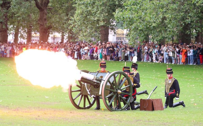 Une salve «spectaculaire» marque le premier anniversaire de la reine depuis son couronnement