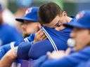 Alek Manoah des Blue Jays s'essuie le front dans la pirogue après avoir été tiré lors de la première manche contre les Astros de Houston le 5 juin,