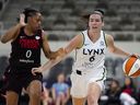 L'attaquante des Lynx du Minnesota Bridget Carleton (6) conduit sur la garde de l'Indiana Fever Kelsey Mitchell (0) dans la seconde moitié d'un match de basket-ball de la WNBA à Indianapolis, le vendredi 15 juillet 2022. La WNBA arrive à Toronto, pour un match au moins. Les Lynx du Minnesota affronteront le Chicago Sky au Scotiabank Arena de Toronto lors d'un match de pré-saison le 13 mai, le premier match de la WNBA jamais disputé au Canada.