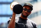 Kawhi Leonard tient son trophée MVP lors du défilé de la victoire des Raptors à Toronto lundi.  (Vaughn Ridley/Getty Images)