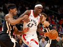 Pascal Siakam des Raptors affronte De'Andre Hunter des Atlanta Hawks au State Farm Arena le 20 janvier 2020 à Atlanta. 