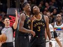 Pascal Siakam des Raptors (à gauche) et OG Anunoby regardent une rediffusion du dunk d'Anuoby.