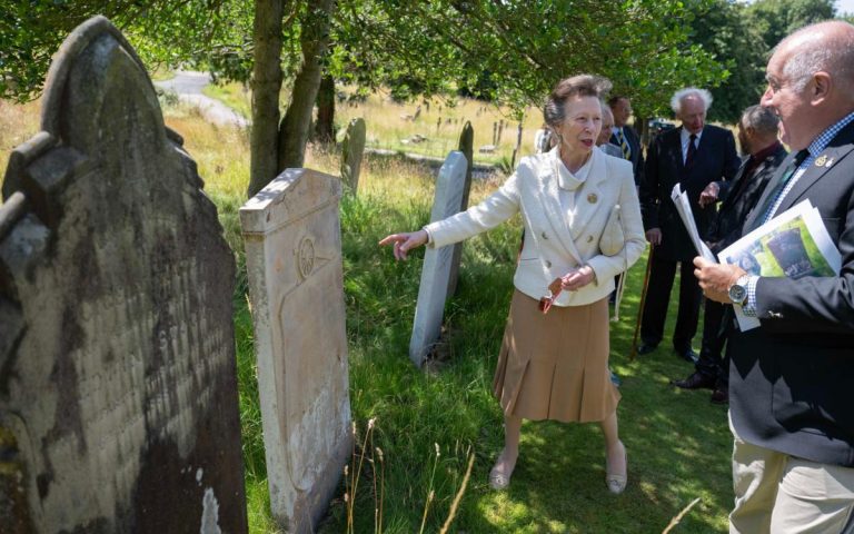 La princesse Anne partage une blague avec des volontaires lors d’une visite sur des tombes de guerre