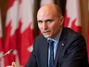 Le ministre de la Santé Jean-Yves Duclos répond à une question lors d'une conférence de presse à Ottawa.