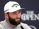 L'Espagnol Jon Rahm s'adresse aux médias lors d'une conférence de presse avant le 151e Open au Royal Liverpool Golf Club le 18 juillet 2023 à Hoylake, en Angleterre.