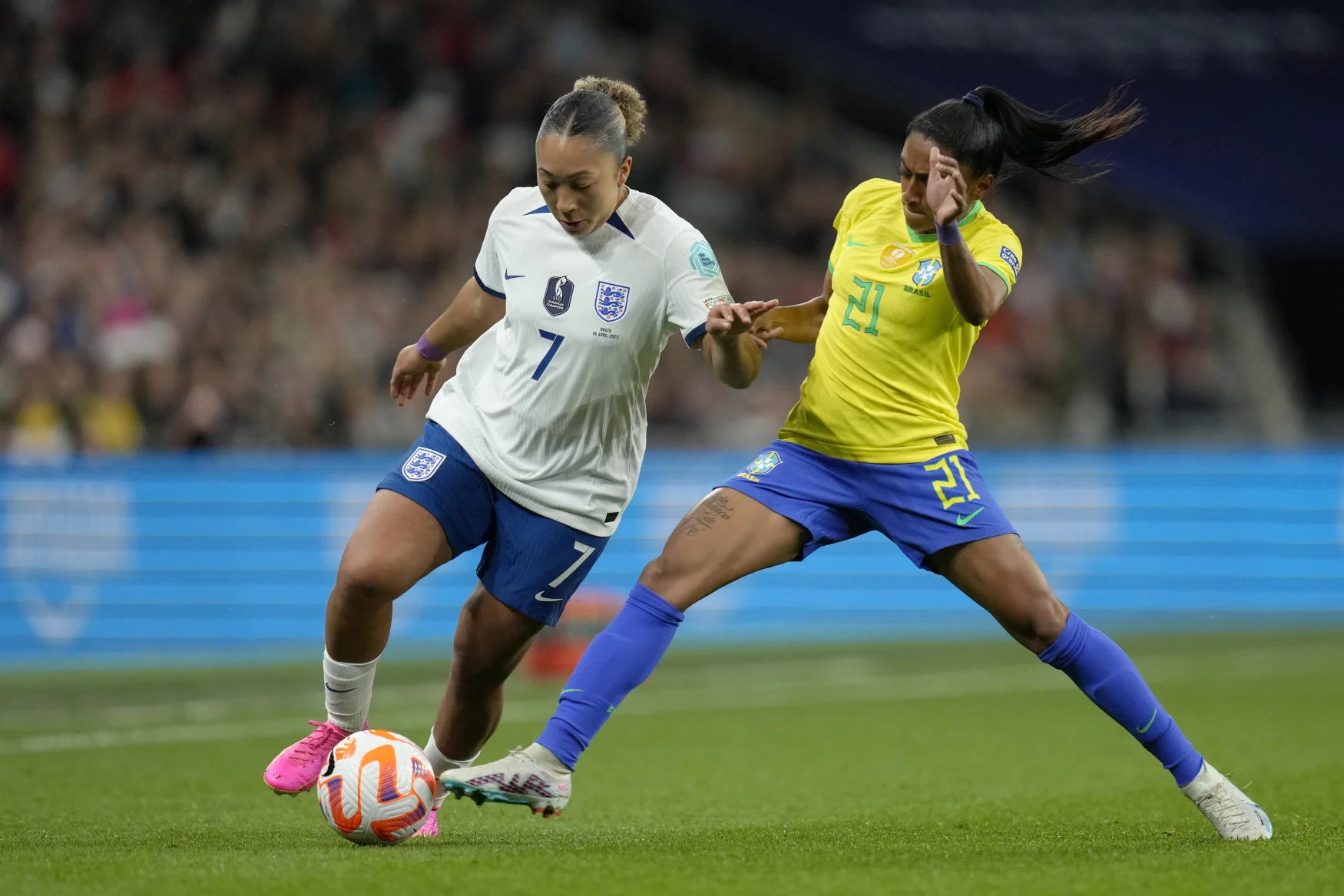 DOSSIER - La Brésilienne Kerolin rivalise pour le ballon avec l'Anglaise Lauren James, à gauche, lors du match de football féminin Finalissima entre l'Angleterre et le Brésil au stade de Wembley à Londres, le jeudi 6 avril 2023. (AP Photo/Kirsty Wigglesworth, File)