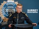 Le constable en chef du Service de police de Surrey, Norm Lipinski, s'adresse aux médias le mercredi 19 juillet 2023. Le solliciteur général Mike Farnsworth a annoncé plus tôt que le SPS prendrait le relais de la GRC en tant que principal corps de police de la ville.