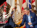 Greg Desjarlais, chef de la Première Nation de Frog Lake, serre la main d'Al Monaco, président et chef de la direction d'Enbridge après l'annonce d'un accord entre Enbridge et 23 communautés des Premières Nations et métisses.  L'accord est le plus important investissement énergétique autochtone en Amérique du Nord.  Prise le mercredi 28 septembre 2022 à Edmonton.