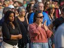 Une veillée publique est organisée pour Karolina Huebner-Makurat au parc Jimmie Simpson sur la rue Queen Est, près de l'avenue Carlaw à Toronto, le lundi 17 juillet 2023. Huebner-Makurat, une épouse et mère, a été tuée par une balle perdue dans l'est de Toronto il y a plus d'une semaine.  