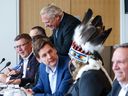 Le premier ministre de l'Ontario, Doug Ford, plaisante avec le premier ministre de la Saskatchewan, Scott Moe, lors de la réunion des premiers ministres canadiens et des organisations autochtones nationales à Winnipeg, le 10 juillet 2023.