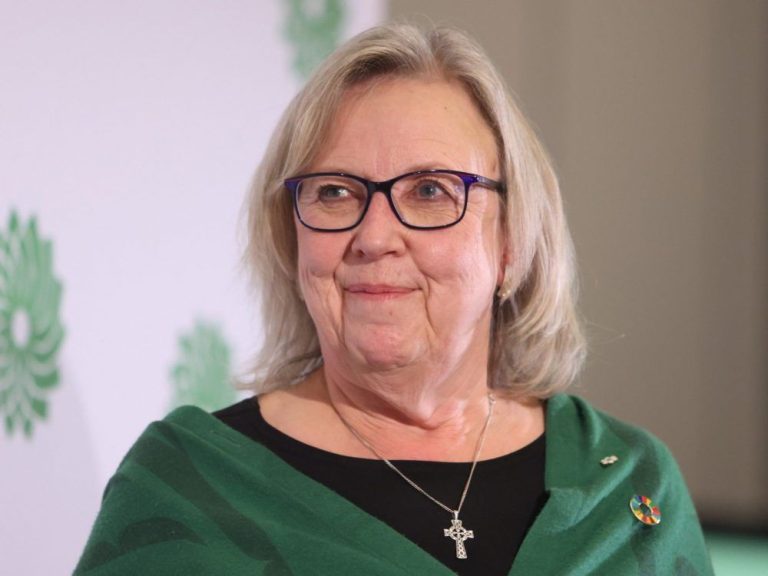 Elizabeth May à la maison après son hospitalisation: « Ne semble-t-il pas étrange que nous nous attendions à ce que les députés travaillent en double quart de travail? »