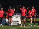 La Canadienne Christine Sinclair fait des gestes lors d'une séance d'entraînement avant la Coupe du monde féminine de la FIFA à Melbourne, en Australie, le lundi 17 juillet 2023.