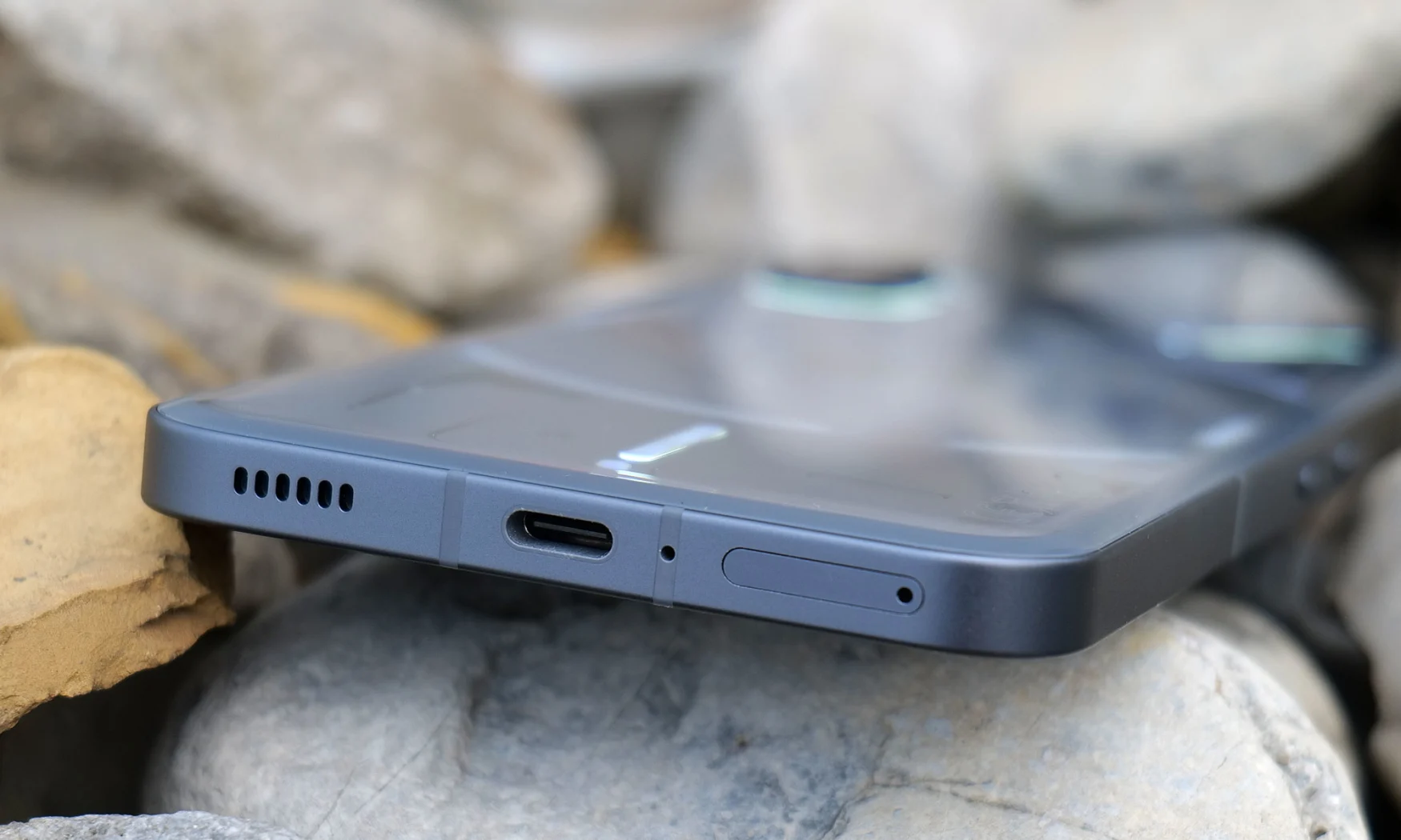 Le bas du Phone 2 dispose d'un port USB-C pour les données et le chargement.  Bien que vous puissiez également compter sur la recharge sans fil pour ajouter plus de jus également. 