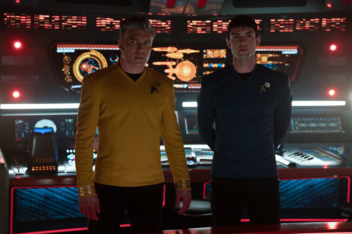 Anson Mount comme Pike et Ethan Peck comme Spock