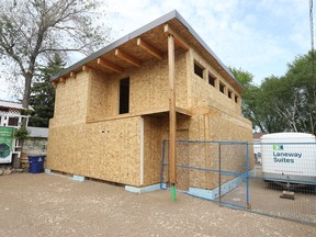 Un pavillon-jardin en construction à Saskatoon, en 2015.