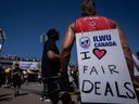 Des travailleurs portuaires en grève de l'International Longshore and Warehouse Union Canada se rassemblent au Jack Poole Plaza lors d'un rassemblement à Vancouver, le dimanche 9 juillet.