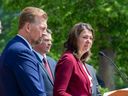 La première ministre de l'Alberta, Danielle Smith, avec des membres de son cabinet le vendredi 9 juin 2023 à Government House à Edmonton.