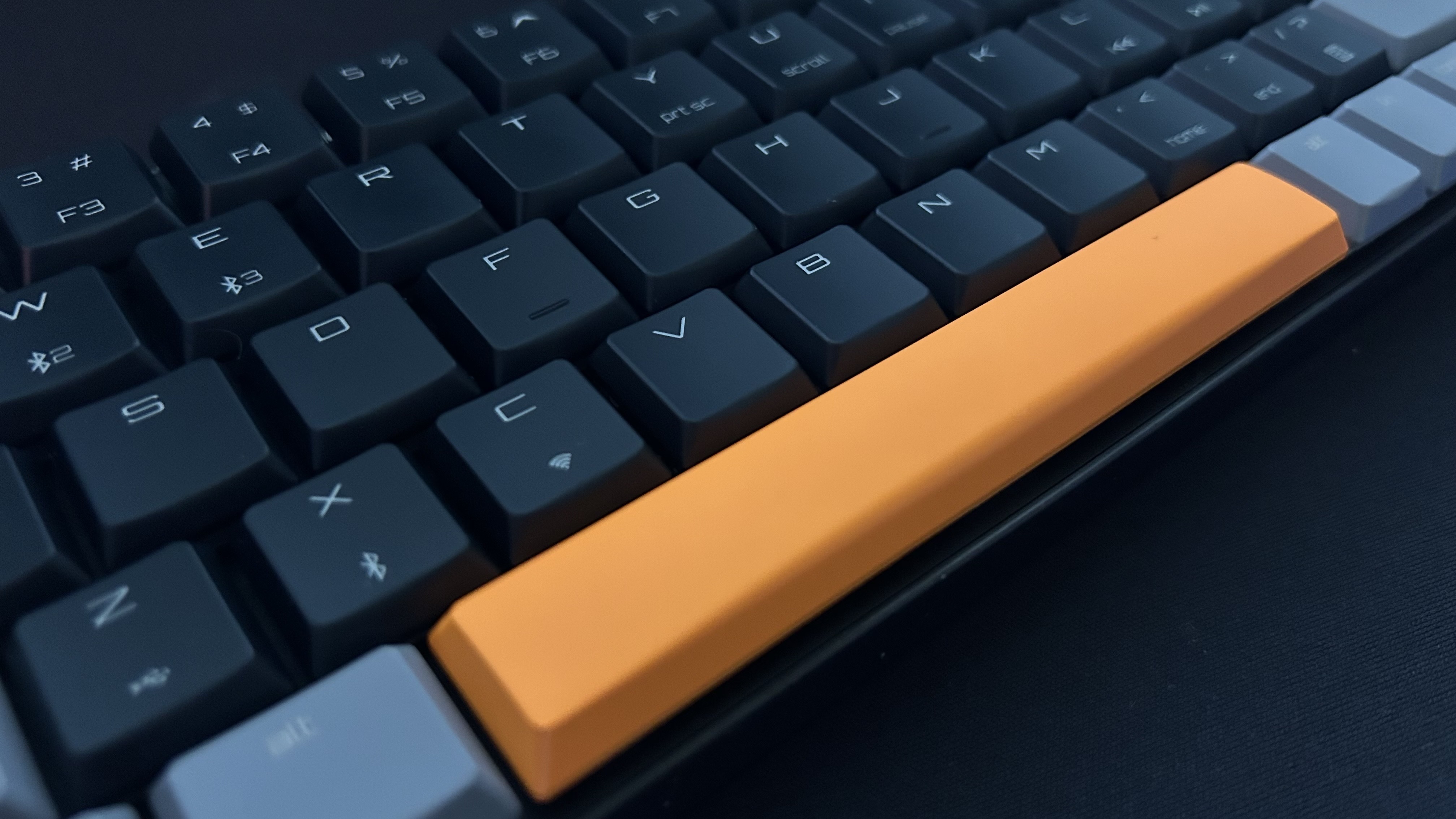 Cherry MX-LP 2.1 gros plan sur la couleur orange de la barre d'espace