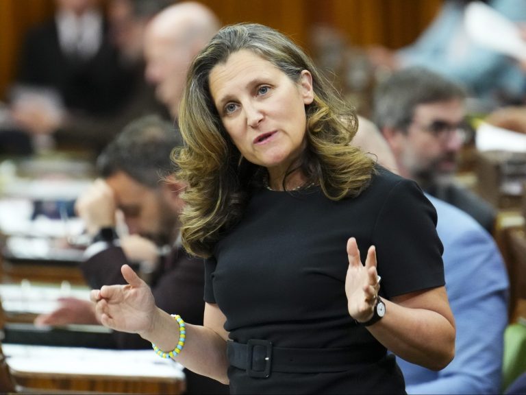 La vantardise de Chrystia Freeland sur la baisse de l’inflation claquée en ligne