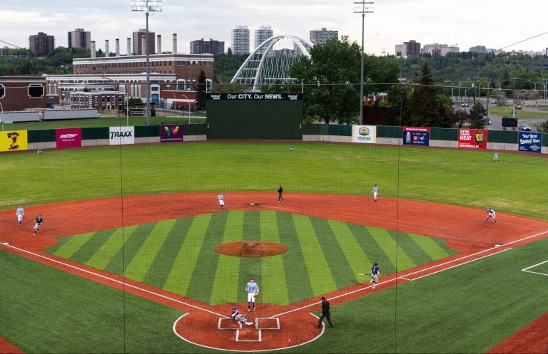 Les Riverhawks d’Edmonton vendent du plaisir abordable et gagnent du temps pour RE/MAX Field