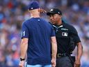 L'entraîneur des lanceurs Pete Walker des Blue Jays est expulsé du match par l'arbitre Malachi Moore lors de la deuxième manche contre les Padres de San Diego au Rogers Center le 18 juillet 2023 à Toronto.