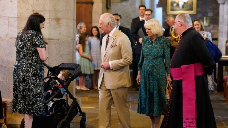 Les écoliers accueillent le roi et la reine lors de leur première visite au Pays de Galles depuis le couronnement