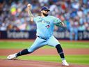 Alek Manoah des Blue Jays de Toronto livre un lancer lors de la première manche contre les Padres de San Diego au Rogers Centre le mardi 18 juillet 2023 à Toronto.